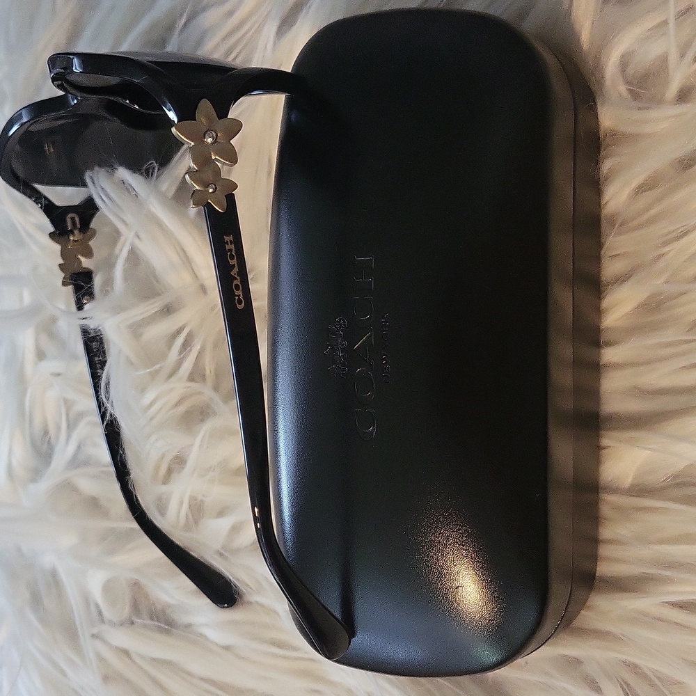 🌸🌸NEW COACH🌸🌸 Authentic Coach Black Integration Flower Sunglasses! - Picture 2 of 10
